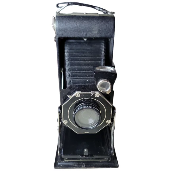 Vintage camera set Kodak Vintage Cameras in Black and Silver - Picture 4 of 16